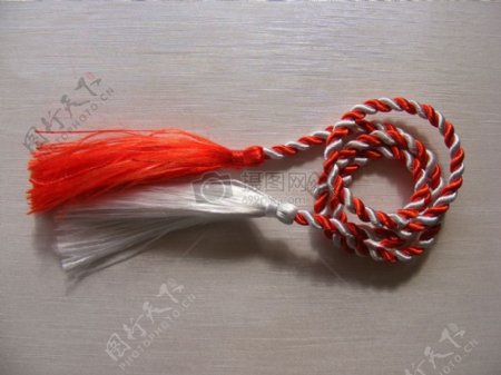 红白缠绕的绳子