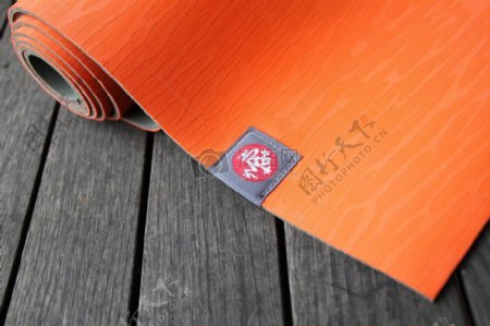 木板上的橙色垫子