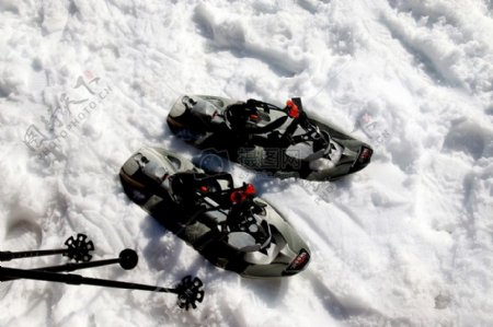 放置在雪地上的登山装备
