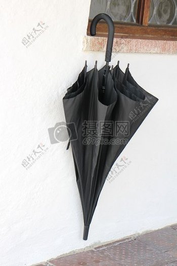 挂在窗台的黑伞