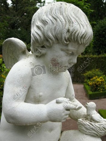 小天使逗鸟雕塑