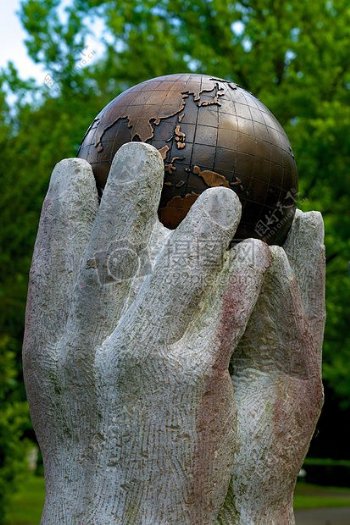 手中的地球雕像