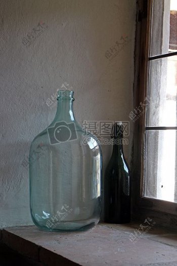 窗台上的玻璃瓶