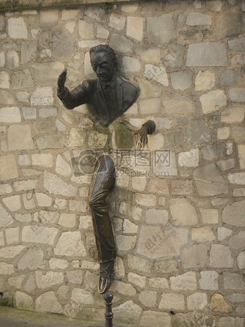 墙壁上的男子雕像