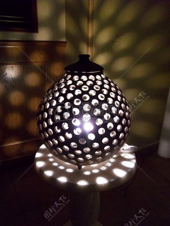 房屋里的陶瓷灯