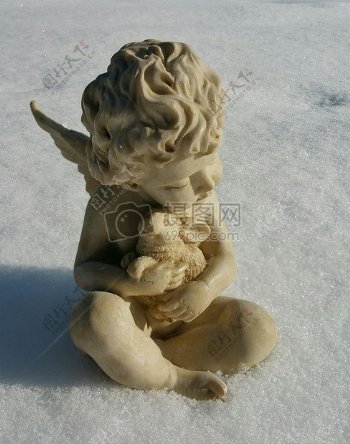雪地里的白色雕塑