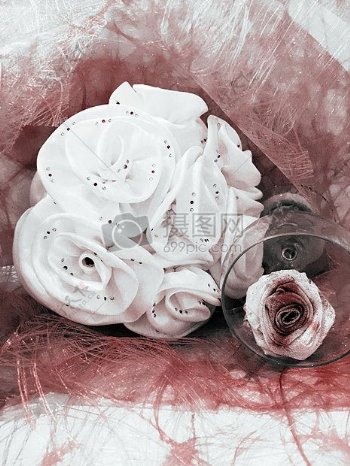 白色的玫瑰花束