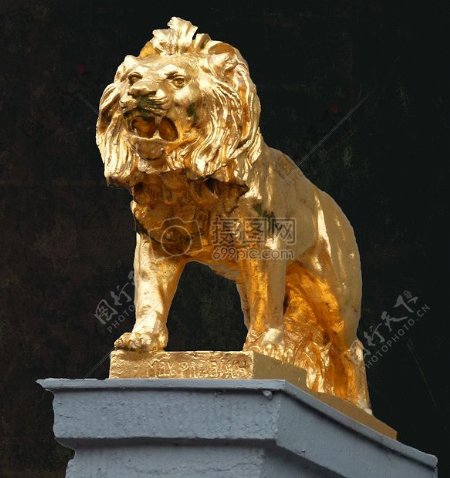 金色的狮子雕塑