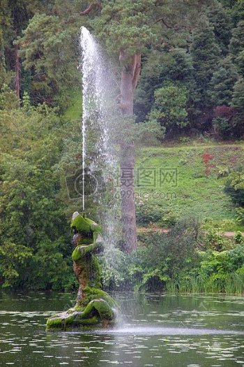 湖面中央的喷泉