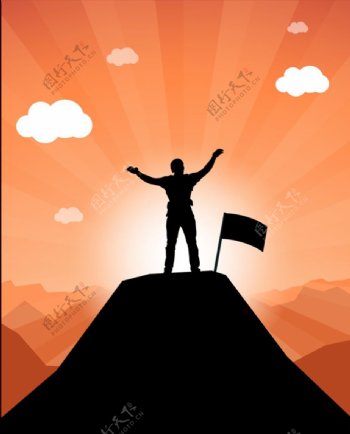 阳光中站在山顶举起双手的男性