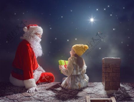 圣诞老人和拿着礼物的小女孩