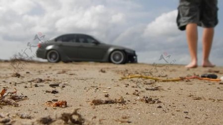实拍从沙滩上开车走的人视频素材