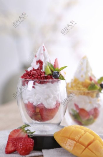 草莓果脆冻酸奶