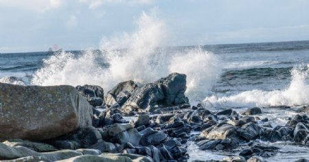 海浪冲击礁石摄影