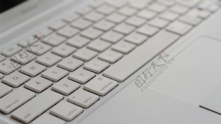 动态的笔记本电脑敲键盘视频素材