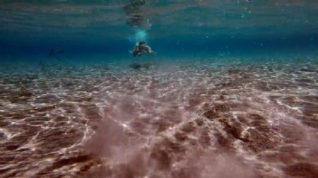 实拍海底游泳的人视频素材