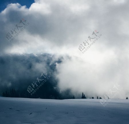 雾气笼罩的雪山