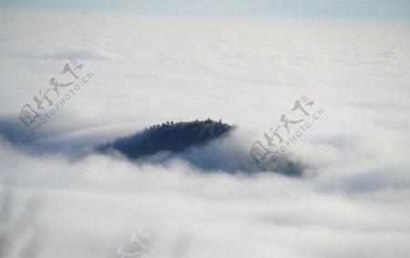 云雾中的山峰