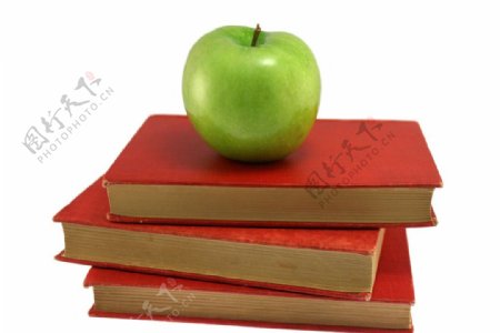 一堆书和苹果