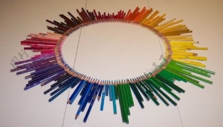 彩色铅笔摆成圆形