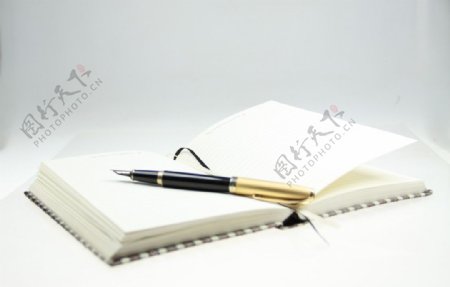 钢笔和日记本