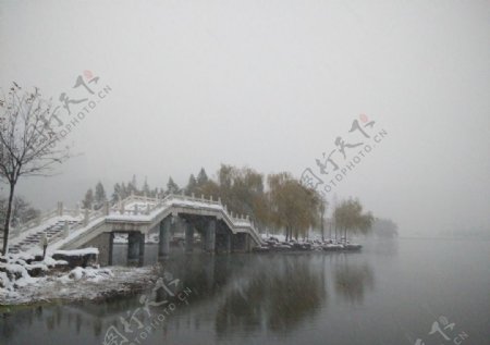 雪中拱桥