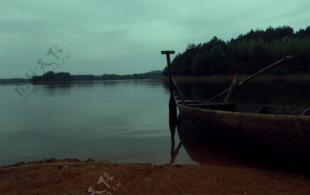 河堤小木船