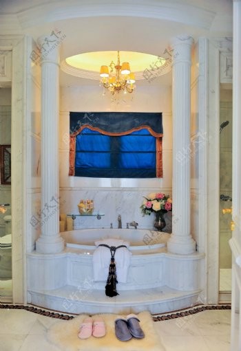 奢华白色浴缸装修效果图