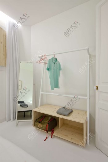 北欧清新卧室白色落地架室内装修效果图