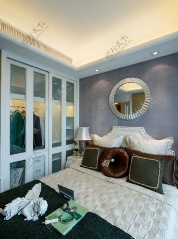 现代简约卧室灰紫色背景墙室内装修效果图