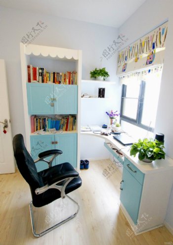 地中海风格小书房书桌窗帘装修效果图
