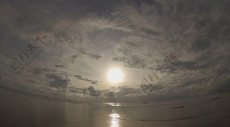 实拍夕阳下波光淋漓的水面视频素材