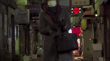 走在黑暗的日本大街上的女士