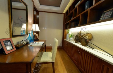 新中式时尚实木书桌书房室内装修效果图