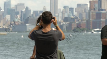 情侣在纽约天际线前拍照2