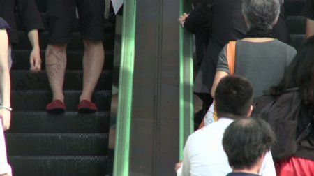 东京的自动扶梯上的人们