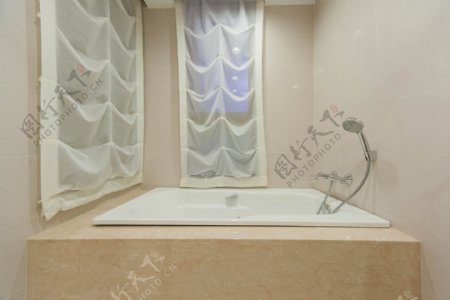 现代时尚浴室杏色瓷砖室内装修效果图