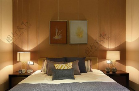 日式清新卧室褐色背景墙室内装修效果图