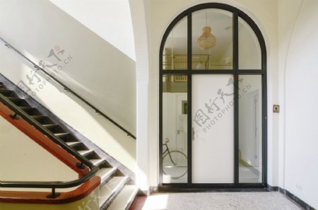 现代时尚大户型客厅深色楼梯室内装修效果图