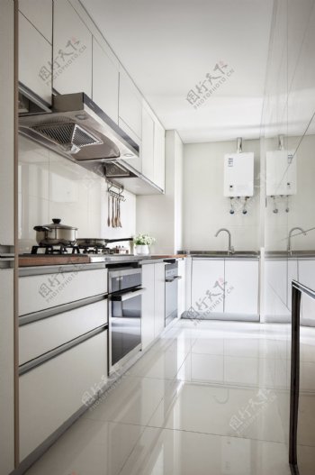 简约时尚厨房白色橱柜装修效果图