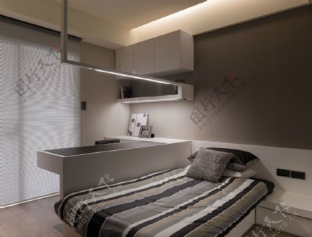 现代时尚卧室银色条状吊灯室内装修效果图