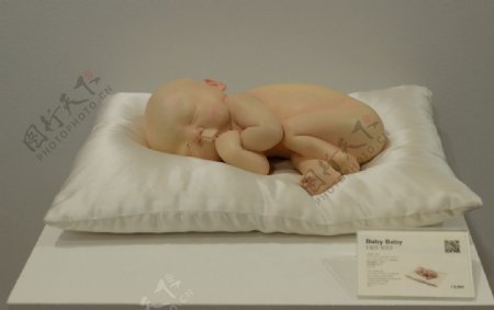 婴儿雕塑