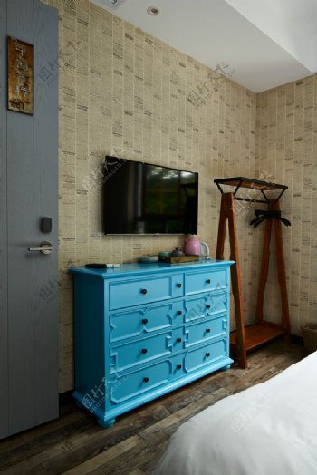 现代时尚卧室浅蓝色门室内装修效果图