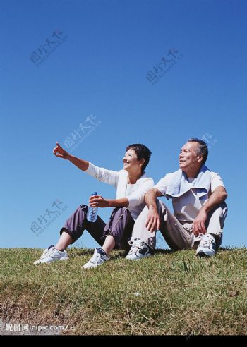 坐在草地上的老人夫妻