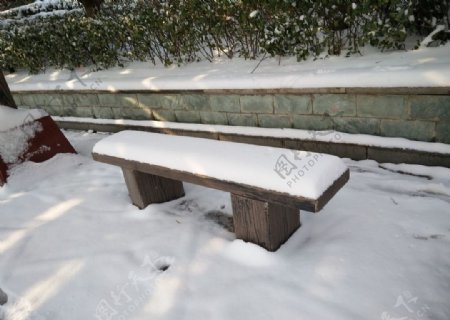雪天公园凳子