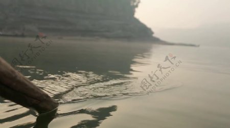 河上划桨实拍视频
