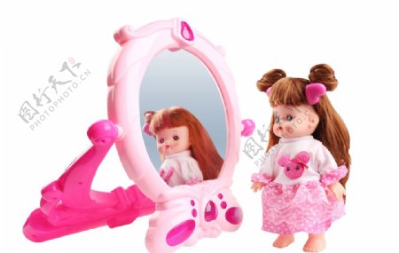照镜子的娃娃玩具