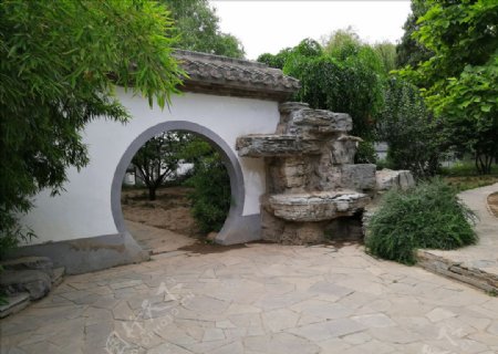 柳荫公园内的圆拱门