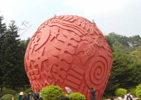 巨球雕塑
