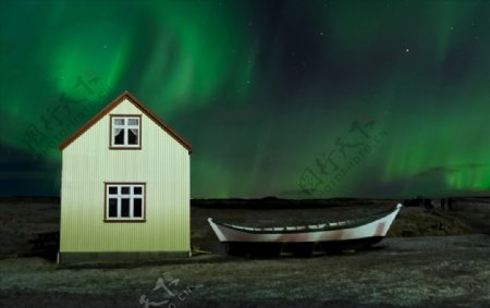 北极光下的房子和小船